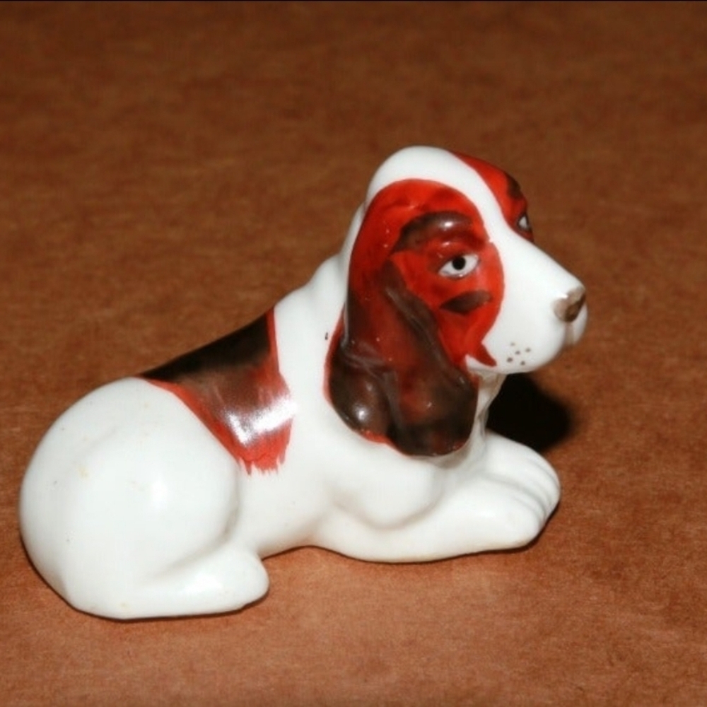 Ceramic Dog Figurine: Vintage Hound / Spaniel Brown And White, Laying Down